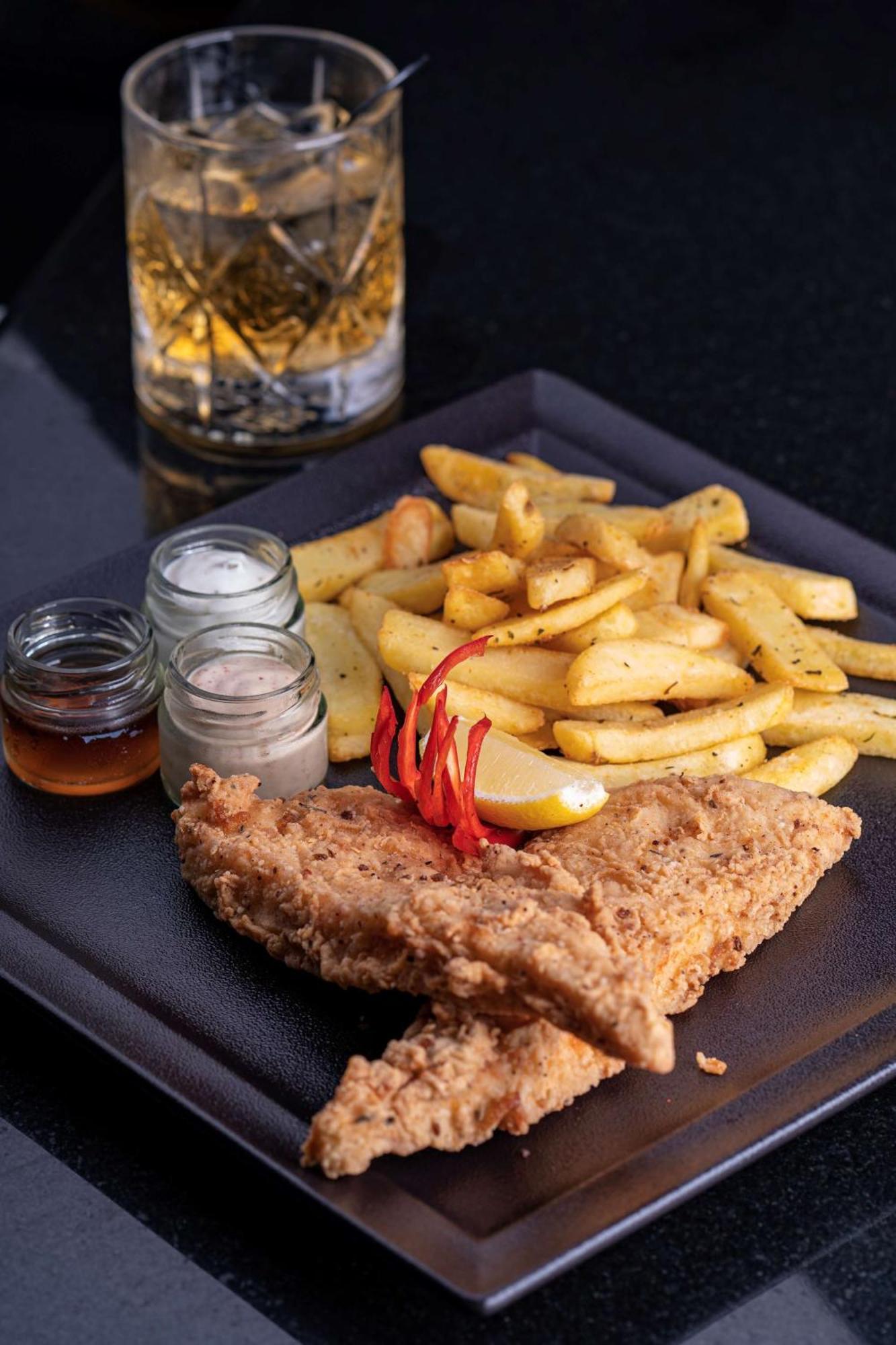 Radisson Blu Hotel & Resort, Сухар Экстерьер фото Schnitzel with chips