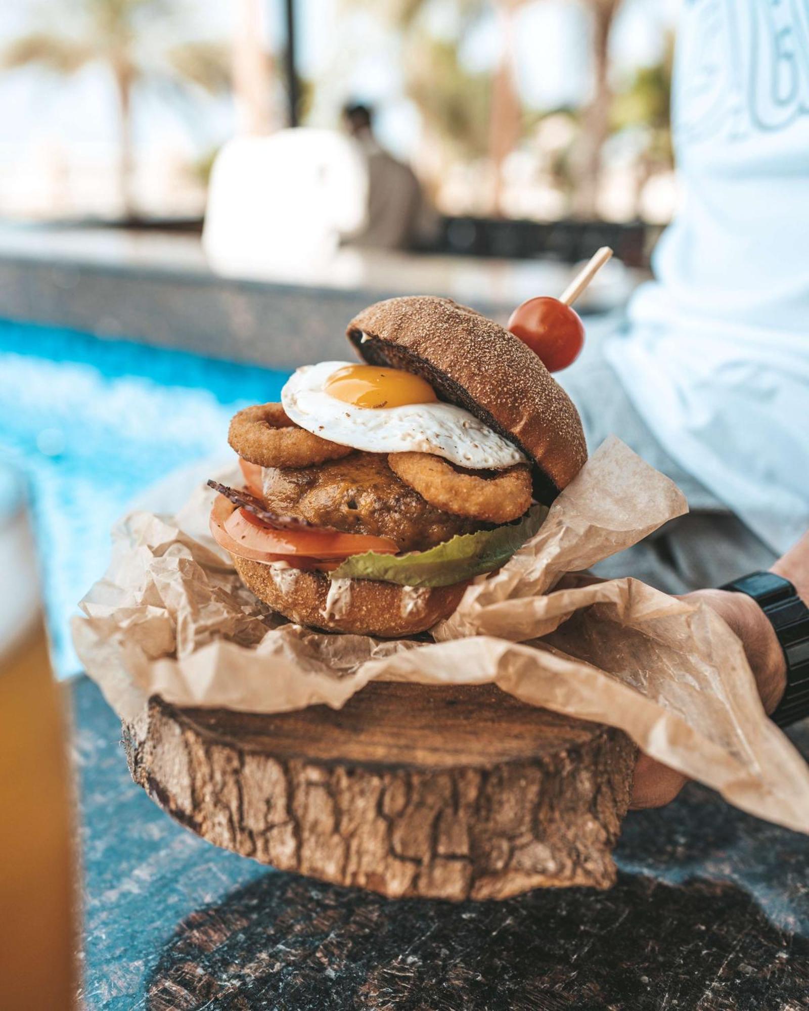 Radisson Blu Hotel & Resort, Сухар Экстерьер фото A burger with a fried egg