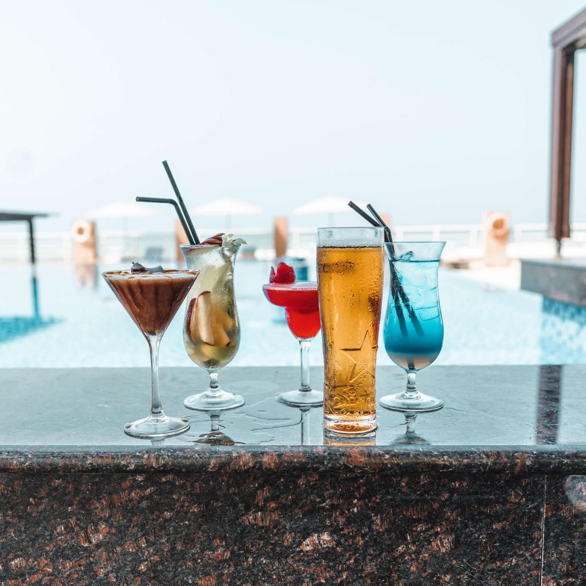 Radisson Blu Hotel & Resort, Сухар Экстерьер фото A selection of cocktails