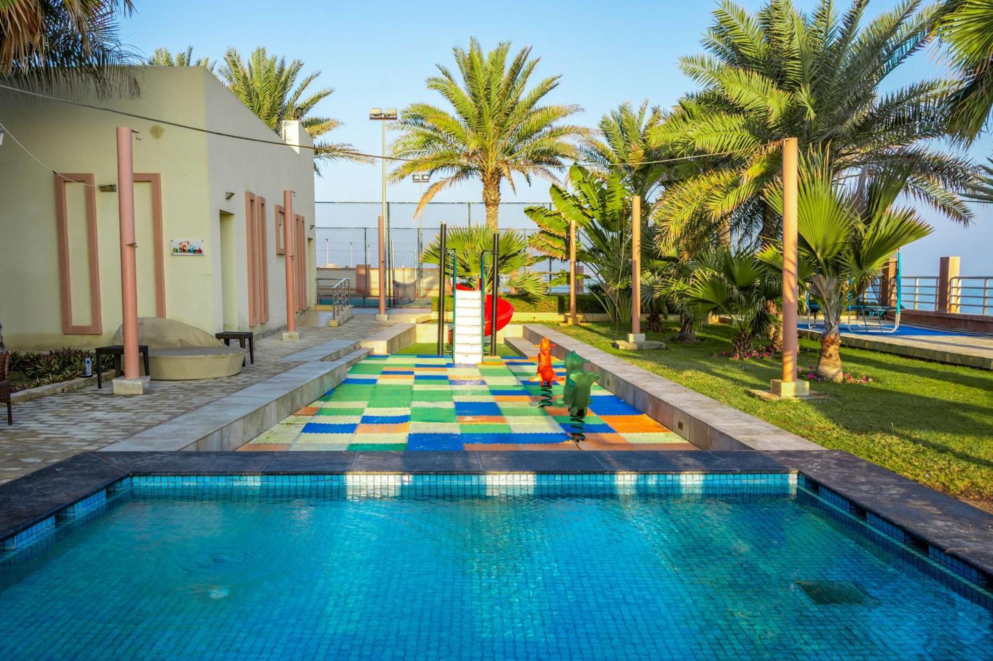 Radisson Blu Hotel & Resort, Сухар Экстерьер фото The swimming pool at the Al-Jaish Club