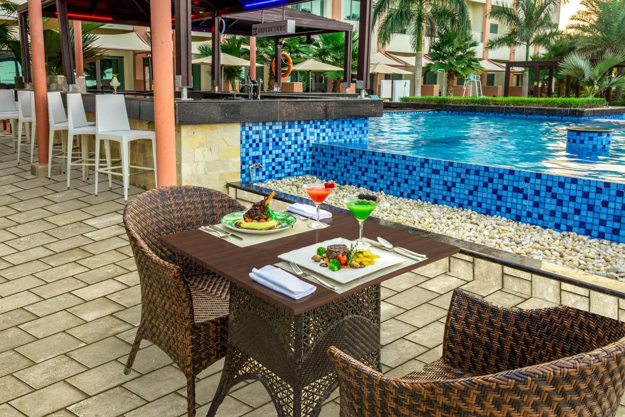 Radisson Blu Hotel & Resort, Сухар Экстерьер фото The swimming pool at the hotel