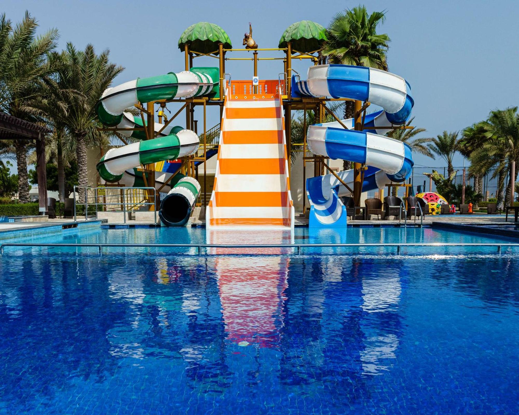 Radisson Blu Hotel & Resort, Сухар Экстерьер фото Water park in Dubai