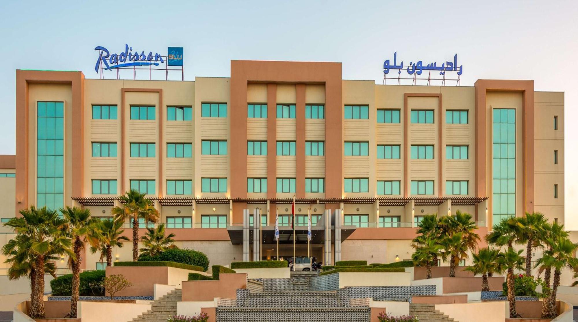 Radisson Blu Hotel & Resort, Сухар Экстерьер фото Radisson Blu Hotel, Riyadh