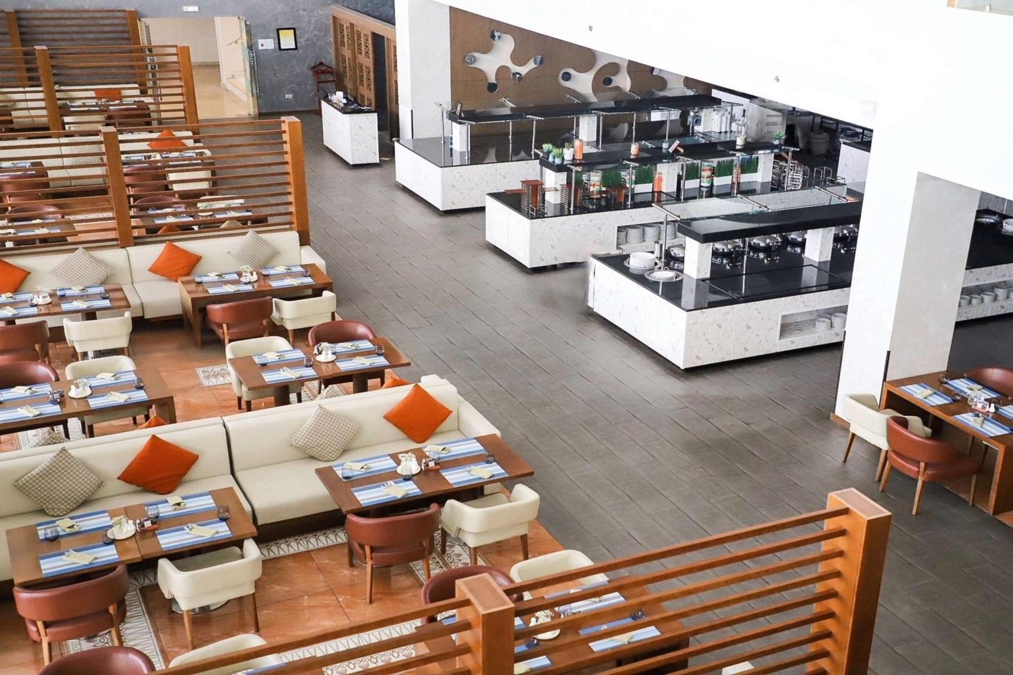 Radisson Blu Hotel & Resort, Сухар Экстерьер фото The lounge at the airport